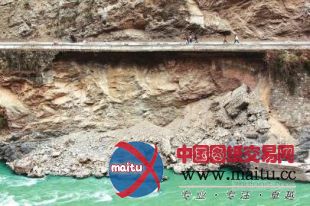 四川一省道路基坍塌 60米长路面悬空