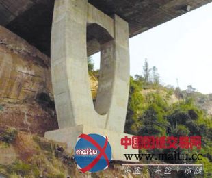 泸州一大桥桥墩底部悬空 官方回应:十分稳固