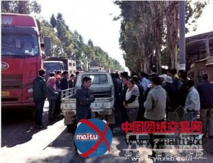 民工围堵监狱大门 索要千万工程款