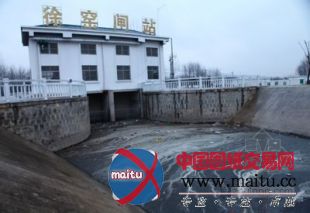 黑色污水直排入河 今世缘酒业污染街知巷闻