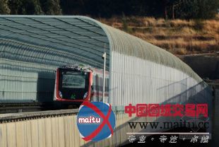 昆明地铁脱轨致1死1伤现场:司机室凹陷挡风玻璃全碎