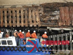 旧金山海湾大桥被撞致桥墩变形