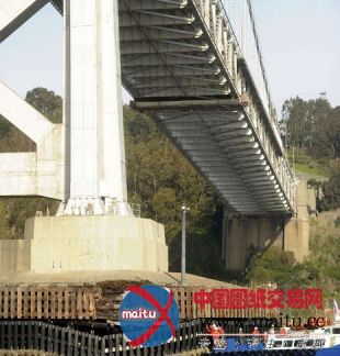 旧金山海湾大桥被撞致桥墩变形