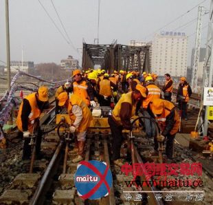 武汉最老铁路桥首次换梁施工