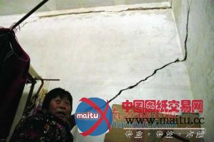 珠海市重点工程旁民居震裂 村民躺钩机前阻止施工