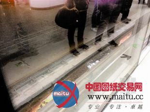 武汉地铁站渗水原因:垃圾致地漏堵塞