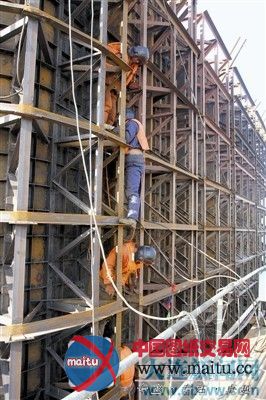 大连双层车道悬索桥底座已经建设成形