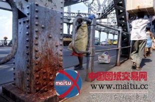 印度豪拉大桥因烟民酸性口水腐蚀面临垮塌危险