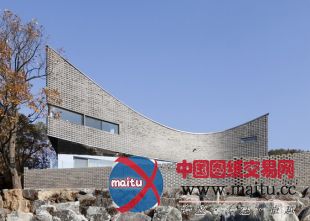 JOHO Architecture设计的韩国弯曲的房子