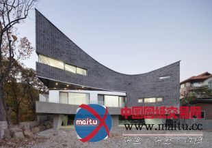 JOHO Architecture设计的韩国弯曲的房子