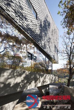 JOHO Architecture设计的韩国弯曲的房子