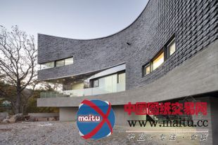 JOHO Architecture设计的韩国弯曲的房子