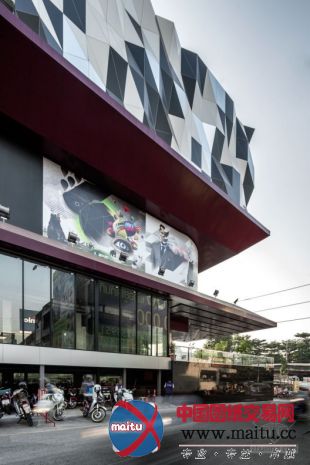 Supermachine设计的泰国TUKCOM商场