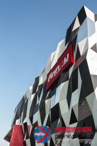 Supermachine设计的泰国TUKCOM商场