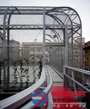 Guzmán de Yarza Blache设计西班牙架高体育场