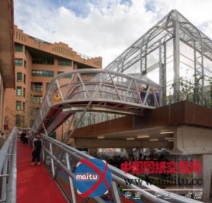 Guzmán de Yarza Blache设计西班牙架高体育场