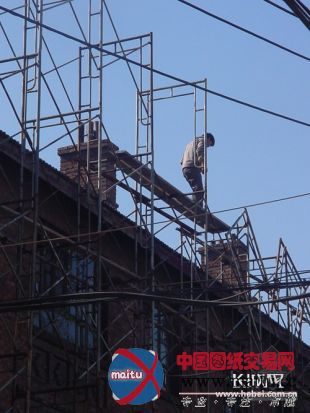 天津:高空扔杂物 不带安全带 施工混乱