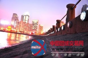 青岛浮山湾景观灯“轮闪”引争议 时尚还是俗气