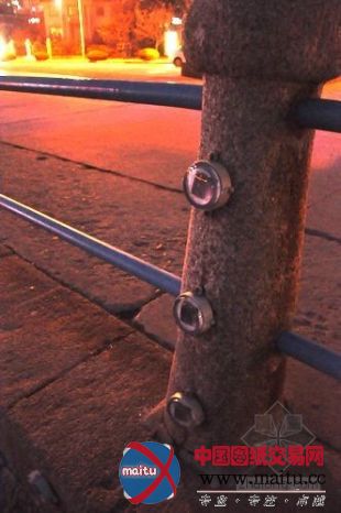 青岛浮山湾景观灯“轮闪”引争议 时尚还是俗气