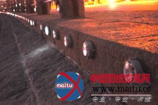 青岛浮山湾景观灯“轮闪”引争议 时尚还是俗气