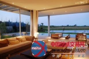 绿水环绕的私人住宅设计