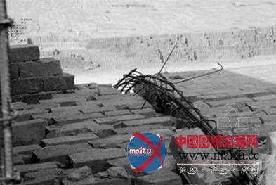 云南昭通抗八级地震房子被风吹倒