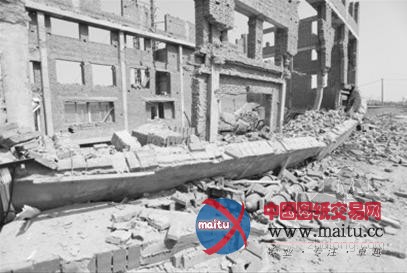 大连一在建大楼坍塌 6名工人提前跳楼逃离