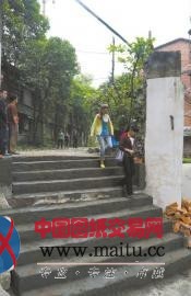 四川一工地野蛮施工 办公楼惊现“大窟窿”