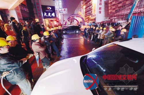 沈阳一施工现场塌陷 奔驰车险些坠入深坑