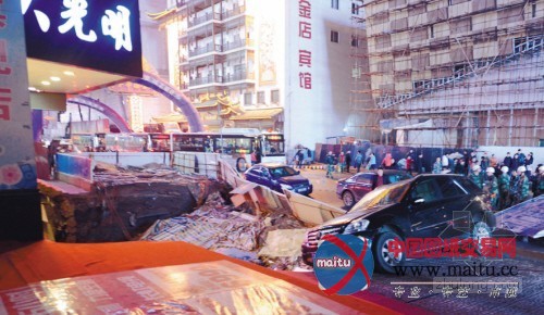 沈阳一施工现场塌陷 奔驰车险些坠入深坑