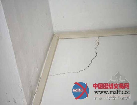 多个小区楼房墙裂 疑城轨施工所致