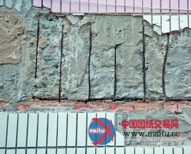 住宅墙面脱落 裸露钢筋锈迹斑斑