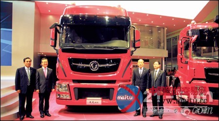 全新一代天龙旗舰重卡亮相上海汽车展览会