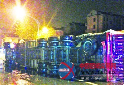 雨天一货车失控侧翻