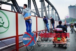 拼装海珠桥 引众人围观(组图)