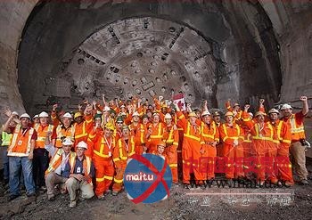 加拿大尼加拉瀑布隧道贯通