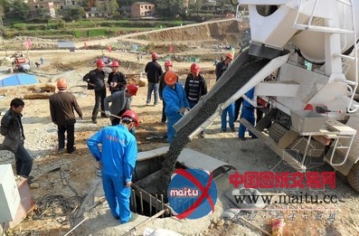 广大铁路桥梁孔桩首件顺利浇筑完成