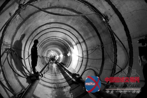 隧道穿河而过 空中线缆将拆除