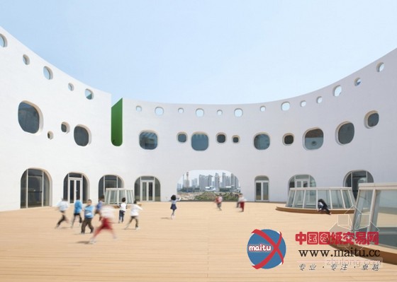 迫庆一郎设计彩虹般的天津循环幼儿园设计