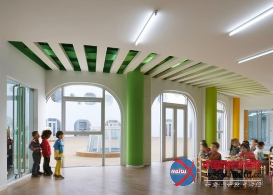 迫庆一郎设计彩虹般的天津循环幼儿园设计