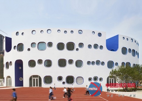 迫庆一郎设计彩虹般的天津循环幼儿园设计