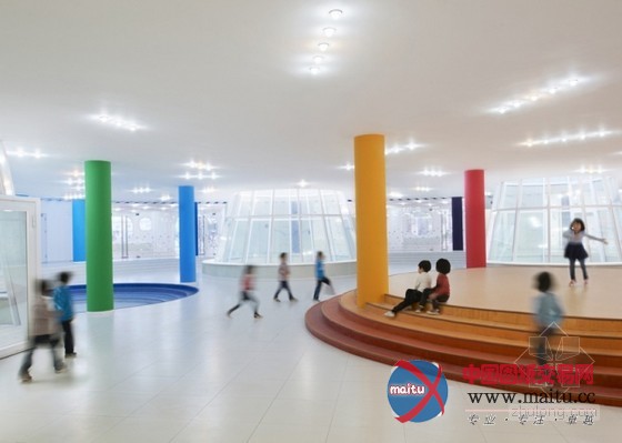 迫庆一郎设计彩虹般的天津循环幼儿园设计