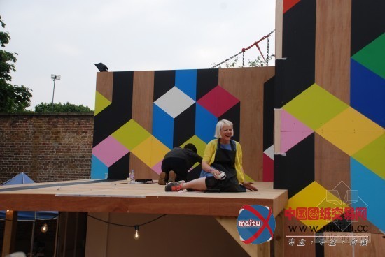 色彩鲜艳的临时Movement咖啡厅设计