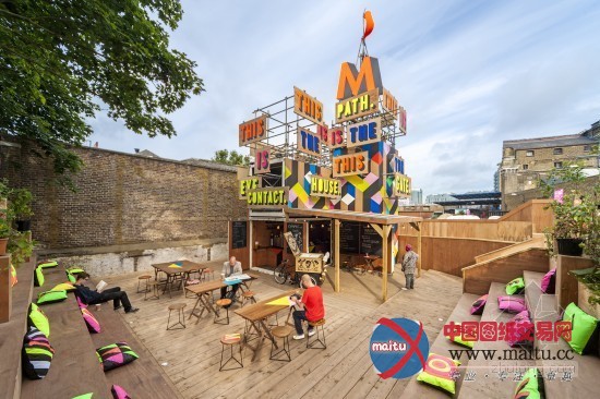 色彩鲜艳的临时Movement咖啡厅设计