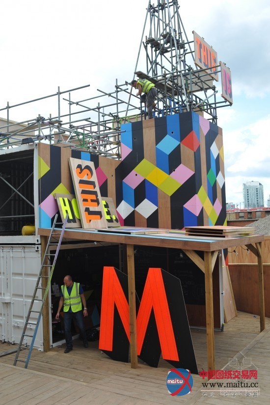 色彩鲜艳的临时Movement咖啡厅设计