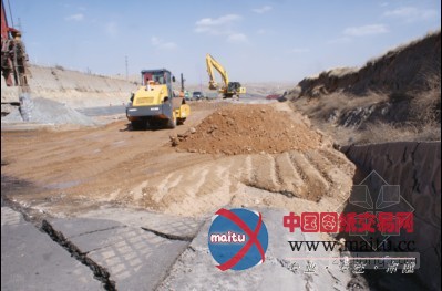 荣乌公路1412处塌陷 疑似采空区所致