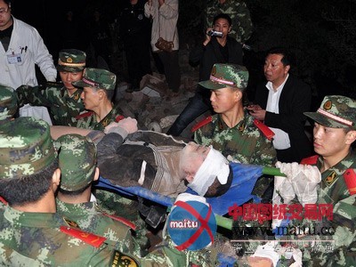 工地塌方掩埋居民房 3死7伤