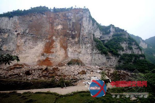 贵州江口峡谷 200米峭壁崩塌(图)