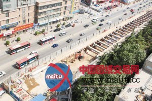 基坑上面架便桥 地面通行挺宽敞(图)