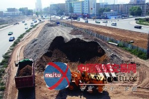 祁连路道口改建200米4年难通 数亿元工程成断头路